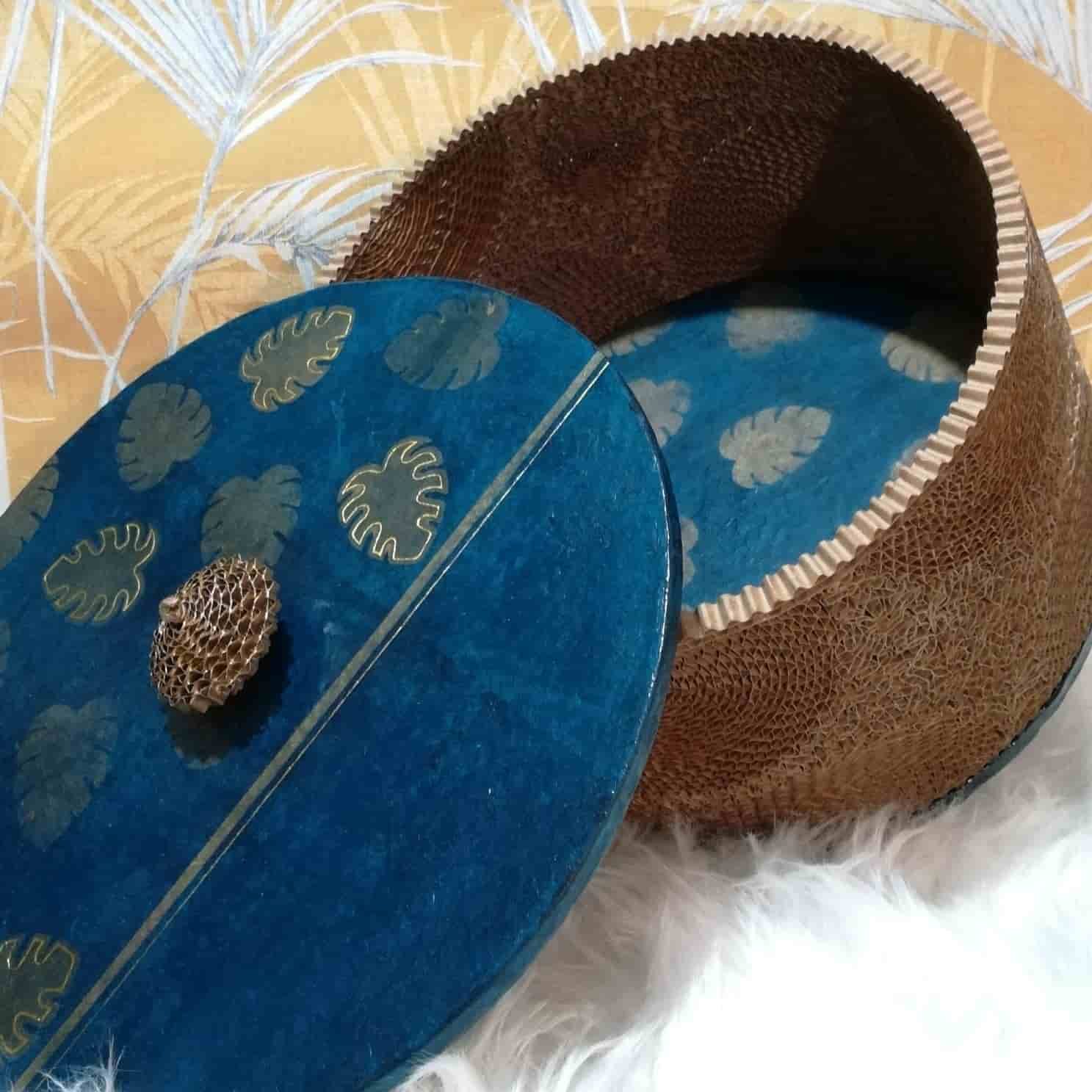Boite en dentelle de carton, papier népalais bleu, imprimé feuille dorée sur couvercle en carton et fond.