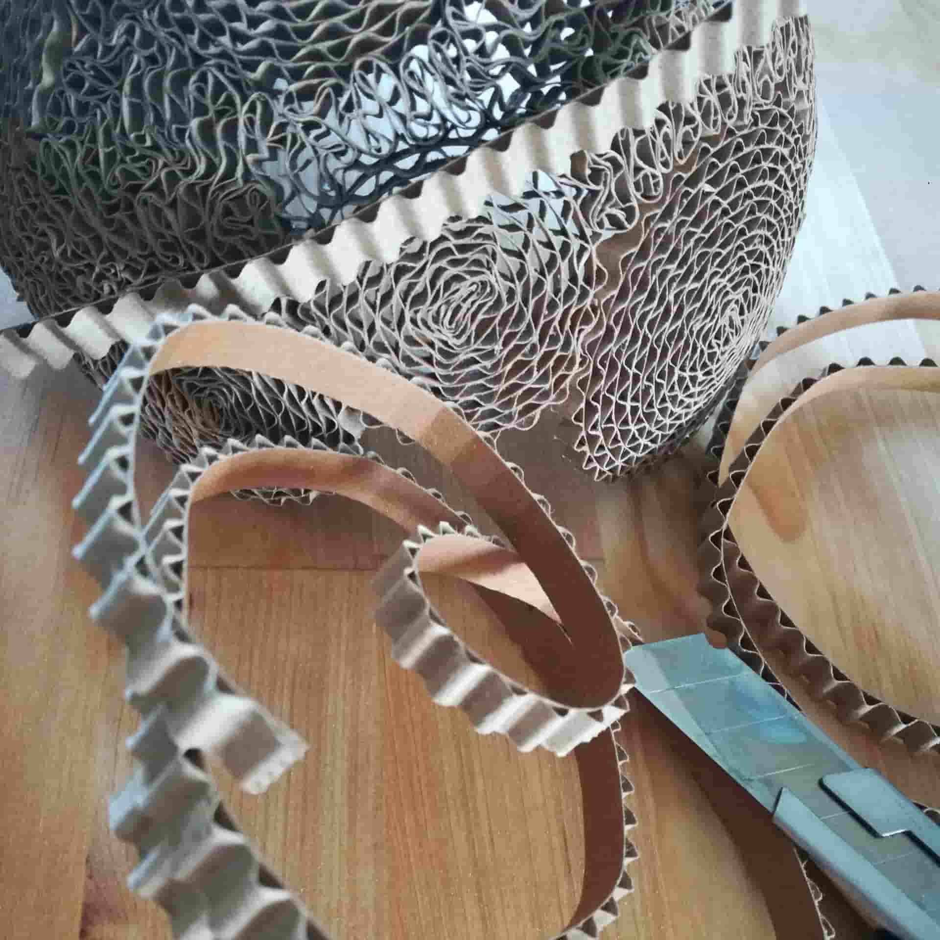 Luminaire en dentelle de carton forme boule sur pied de bois, en arrière plan la campagne au bord de l'eau en avesnois.