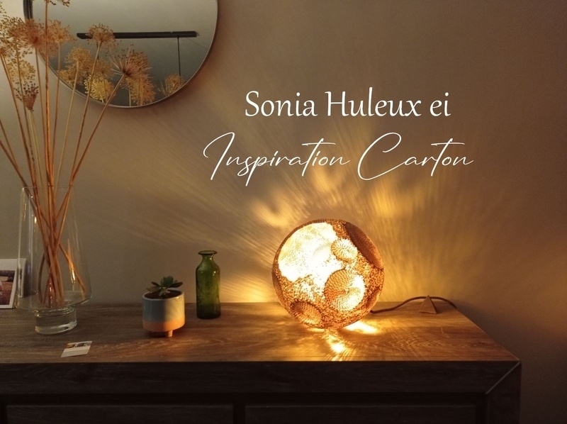 <img src="sonia-huleux-inspiration-carton-dentelle-avesnois-luminaire.jpg" 
     alt="Luminaire artisanal en dentelle de carton allumé, créé par Sonia Huleux."
     title="Luminaire en dentelle de carton fait main - Inspiration Carton">